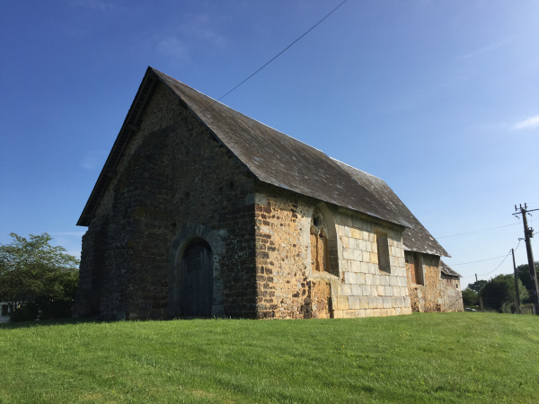 Cette ancienne église, était celle du village du Theil-en-Ouche, rattaché depuis 1845 à Landepéreuse. Elle est désormais sur un terrain privé, mais bien visible du chemin.