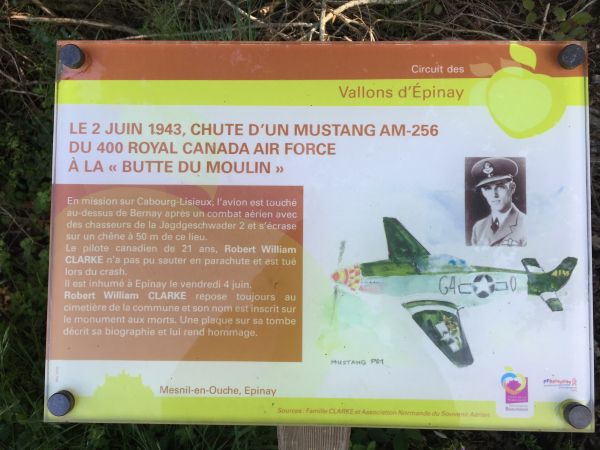 Butte du Moulin, stèle en l'honneur de Robert William Clarke, pilote d'un Mustang abattu ici en 1943 lors d'un combat aérien.