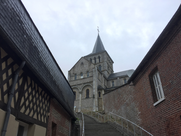Nous montons vers l'église Saint-Denis (XIXe). Reproduction à l'échelle réduite de l'abbatiale St-Georges de St-Martin-de-Boscherville, elle domine la vallée de la Durdent.