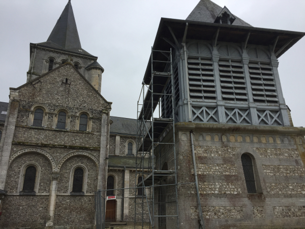 Le beffroi, devant l'église Saint-Denis, a été construit en 1903.