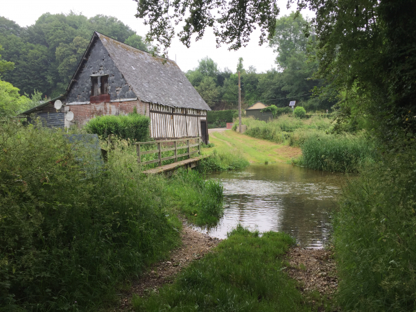 Nous traversons la Durdent sur la passerelle qui longe le gué.