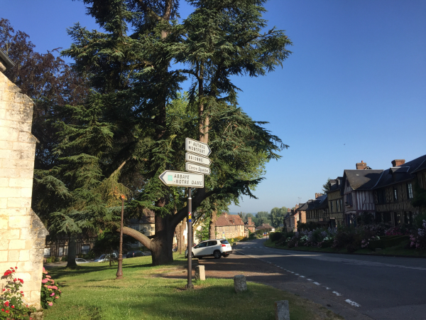 Nous partons du centre du Bec-Hellouin, village typique de Normandie aux maisons à pans de bois et balcons fleuris. Le village tient son nom du ruisseau qui le borde et du fondateur de sa célèbre abbaye.