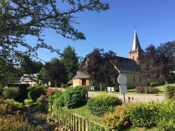 Nous partons du parking de la Place du Village. Le centre bourg est charmant avec sa rivière, son auberge et son église Saint-Siméon (XIXe).