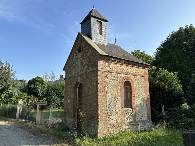 Platemare est un hameau connu pour sa minuscule chapelle Notre-Dame-de-Platemare. Nous traversons le hameau par la rue de la Chapelle.