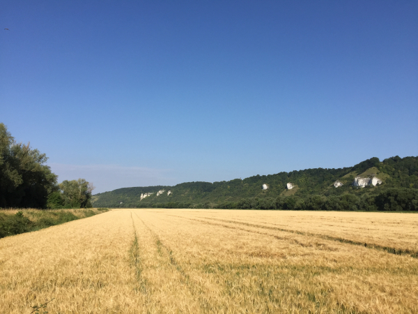 La presqu'île de cette boucle de la Seine se partage entre les cultures et les gravières.