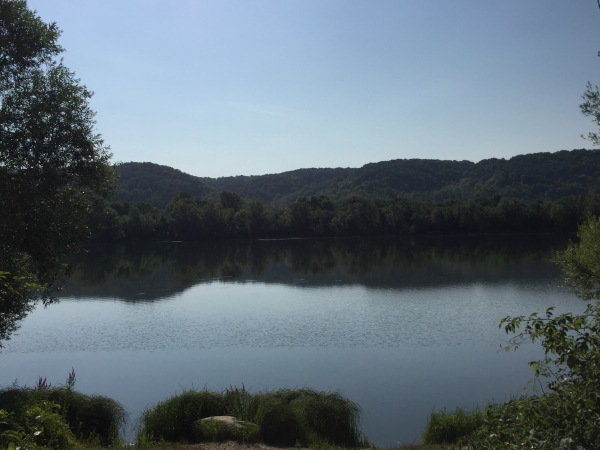 A Tosny, un étang pour la pêche a été aménagé dans une ancienne gravière.