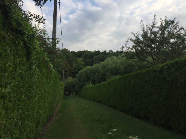 Nous suivons la rue de la Vigne Sur l'Eau, qui se termine en chemin herbeux, pour rejoindre la passerelle sur l'Iton.