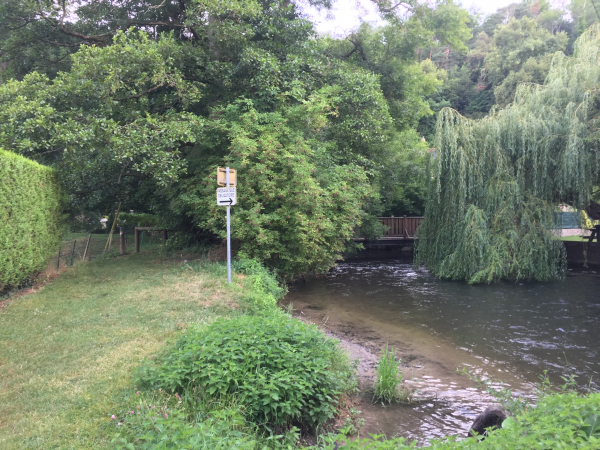 Voilà l'ancien gué de l'Iton, et au fond la passerelle. Nous choisissons la passerelle.