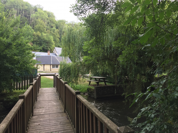 Nous traversons l'Iton sur la passerelle. On voit de l'autre côté une aire de pique-nique. Nous venons de commencer notre randonnée, mais l'endroit est tellement charmant que nous y ferons une pause de quelques minutes.