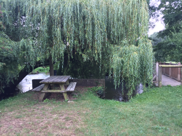 Et voilà la table de pique-nique près de la passerelle.