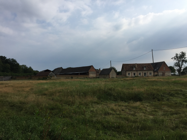 Voici la ferme Pennette. Au cours de l'année 1943 cette ferme est devenue l'un des principaux centres de Résitance de la région. Jusqu'à la Libération, elle hébergeait des agents en mission, des personnes recherchées, des groupes d'action. Ici furent hébergés aussi une vingtaine d'aviateurs alliés accidentés. (Source Pierre LEMARIE / memoresist.org)