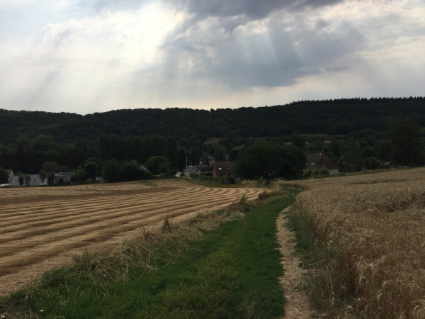 Sentier des Meuniers, regard arrière sur Brosville et la vallée de l'Iton.
