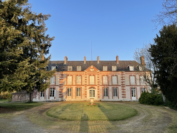 Château des Etangs (XVIIIe). Le château des Etangs a appartenu à Pierre de Gaulle, frère du général. Le général de Gaulle est venu au château à plusieurs reprises.