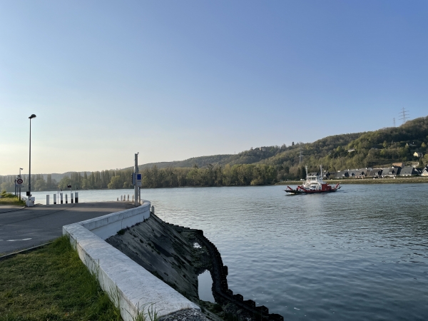 Nous arrivons au niveau du quai de Sahurs. Le bac va nous permettre de rejoindre La Bouille.
