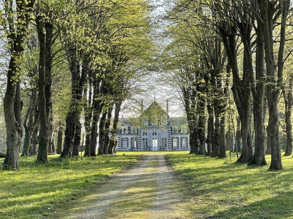 Le château de Caumont, au bout de son allée. Comme toutes les propriétés de l'Allée des Châteaux, ses fenêtres, sur la façade opposée à celle-ci, dominent la vallée de la Seine.