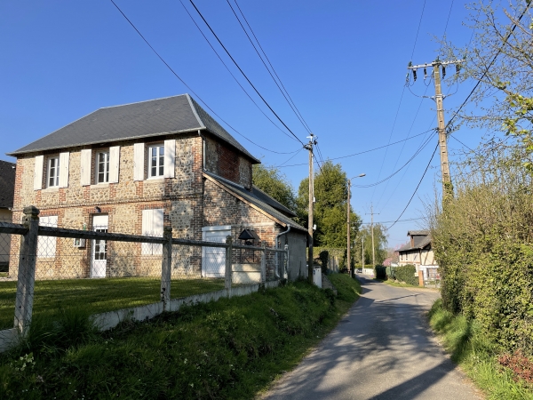 Caumont, rue de la Caronnerie. Nous allons tourner à droite et suivre le sentier des Varras.