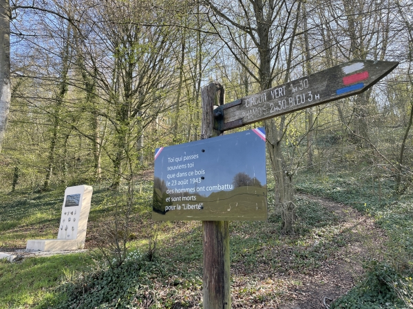 Stèle en mémoire des maquisards de Barneville, groupe de jeunes résistants de la FTPF, menés par Albert Lacour. Installés dans une ancienne marnière du bois de la Fromagerie, ils sont tués sur place, fusillés ou déportés par l'armée d'occupation en 1943.