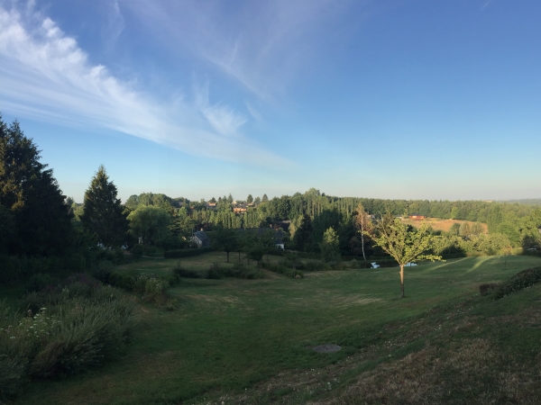 Nous allons suivre le sentier Pelgas et la rue Vard qui contournent la mairie et l'église.