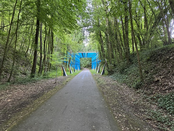 Peu après le départ, nous suivons la Voie Verte de la Charentonne, ancienne voie ferrée&nbsp;<span style="color: rgb(102, 102, 102); font-family: Arial, sans-serif;">Bernay - Ste-Gauburge.&nbsp;</span>Le bleu, en face nous, est une oeuvre de Katre,&nbsp; installée dans le cadre du parcours artistique l'Artère.