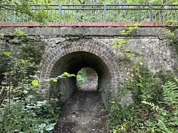 Notre chemin passe sous la voie verte, pour la suivre de l'autre côté.