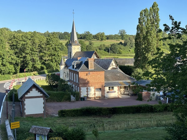 Nous passons au-dessus de Saint-Quentin-des-Isles, ancien arrêt de la ligne ferroviaire.