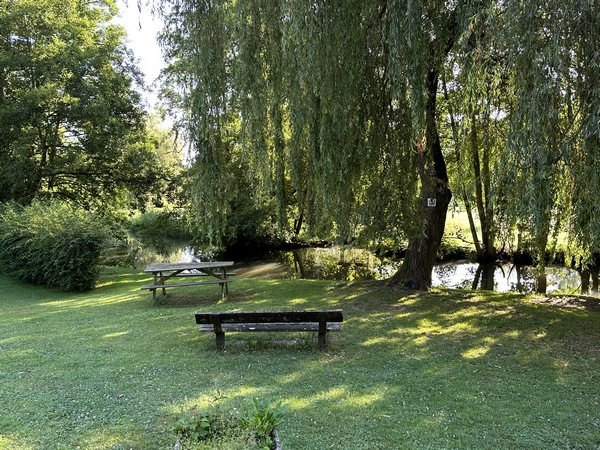 Charmant espace de détente le long de la Charentonne. Derrière nous se trouve l'entrée du chemin suivant.