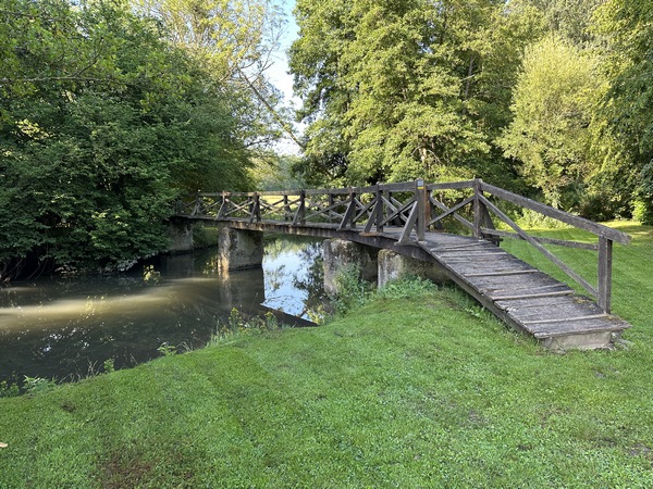 Nous changeons à nouveau de rive à l'aide de cette passerelle.