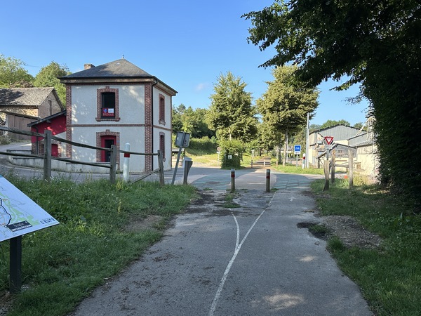 Nous allons quitter la Voie Verte au niveau de cet ancienne maison de garde-barrière, et tourner à droite.
