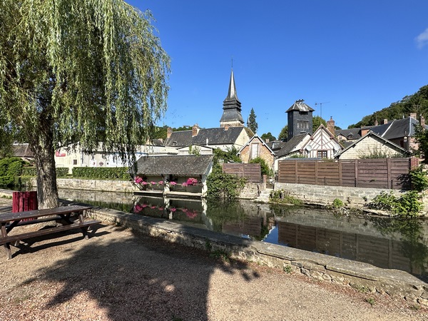 Nous entrons dans Broglie par le parc du Jardin Aquatique, et suivons le bord de la Charentonne. C'est un endroit idéal pour la pose de mi parcours.