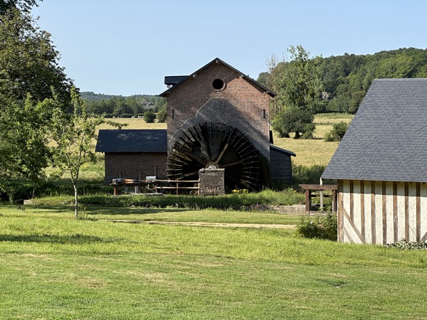 Voilà un autre moulin à tan, restauré celui-ci, par Denis Chédeville. Restauré et modernisé, il produit même de l'électricité, et ses vannages sont contrôlés à distance, à l'aide du smartphone du propriétaire !