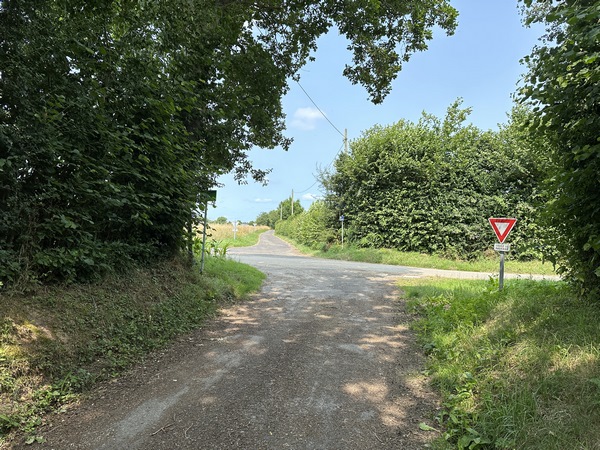 Nous sommes sur le Chemin du Tardinet, et allons le quitter en tournant ici à droite.
