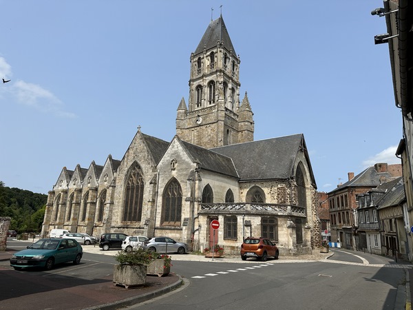 Et nous arrivons au pied de l'église Notre-Dame d'Orbec, but de notre étape. Une photo de l'intérieur de l'église (et celui de la chapelle St-Rémy) se trouve dans l'album de la rando.