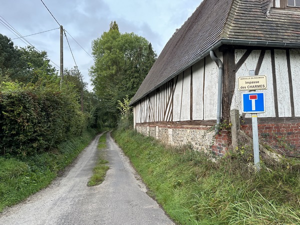 Nous quittons les routes pour suivre ici l'impasse des Charmes, qui devient chemin un peu plus loin.