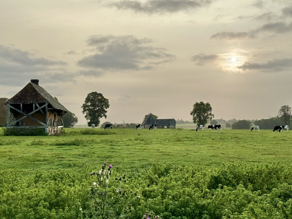 Nous longeons l'ancienne ferme du château et ses dépendances.