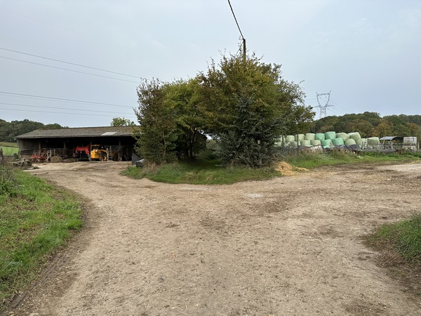 Nous traversons la ferme du Pavier (sur un chemin public et balisé). Notre chemin se continue en face, on le devine à peine, au centre du bosquet.