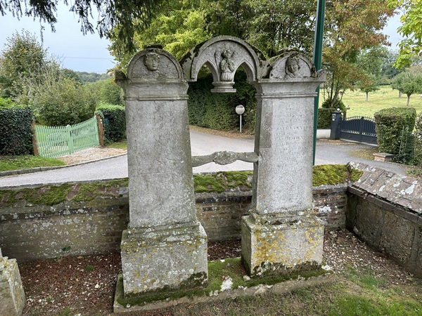Près de l'église Saint-Pierre, se trouvent les tombes des jeunes Clémence et Philéas (Voir l'article du blog).