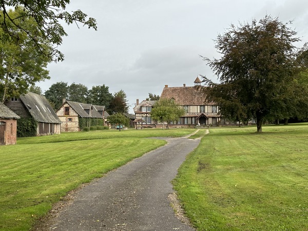 Château du Val. Un colombier se cache à droite, derrière des communs.