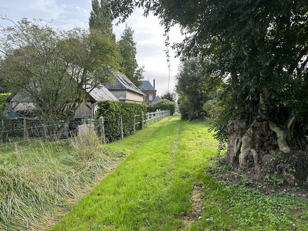 Le chemin nous guide jusqu'à l'entrée de Berville-en-Roumois.