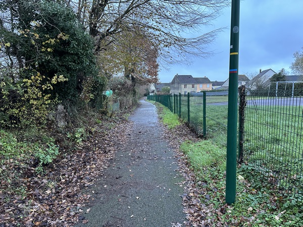 Depuis le parking de la mairie, nous avons suivi la rue du Thuit-Hébert et longé le collège pour sortir du bourg.