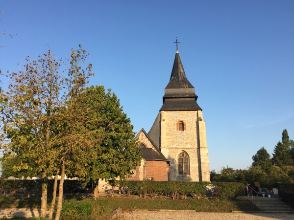 Nous partons du parking de l'église Saint-Pierre-et-Saint-Paul (XIIIe -> XIXe) et partons vers l'ouest sur le GR25 en direction de Montville.