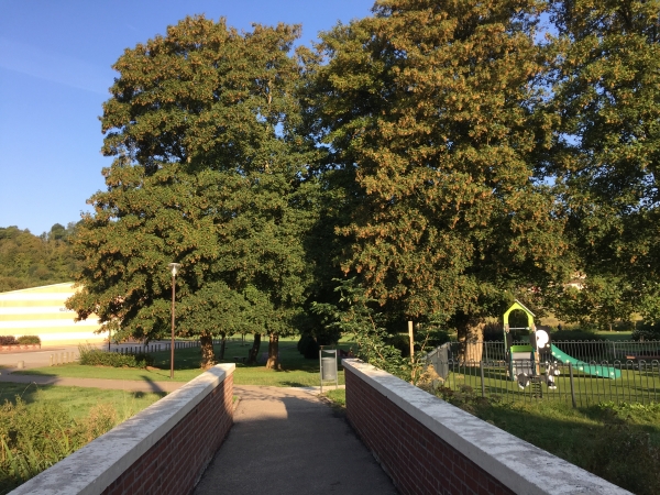 Entrée dans le Parc de Loisirs de Montville par la passerelle sur le Cailly.