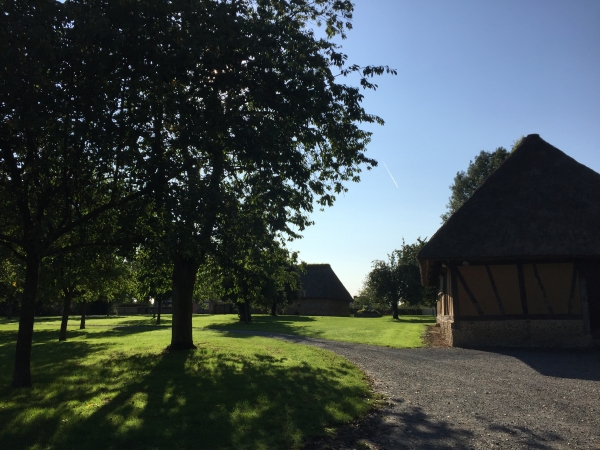 Nous arrivons à Mont-Cauvaire, et traversons la cour-masure de la ferme Raimbourg (XVIIIe), propriété de la commune.