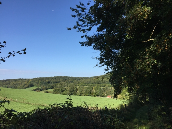 Chemin du Val au Roy, vue sur la vallée de la Clérette.
