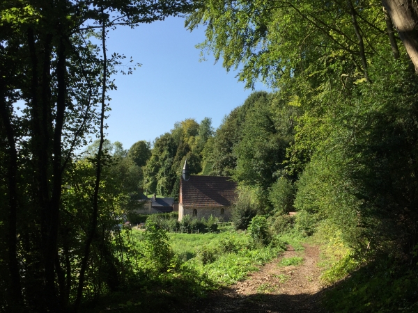 Le chemin des Chasse-Marée nous conduit jusqu'à la petite église Notre-Dame de l'ancien village du Tôt, maintenant sur le territoire de Clères.