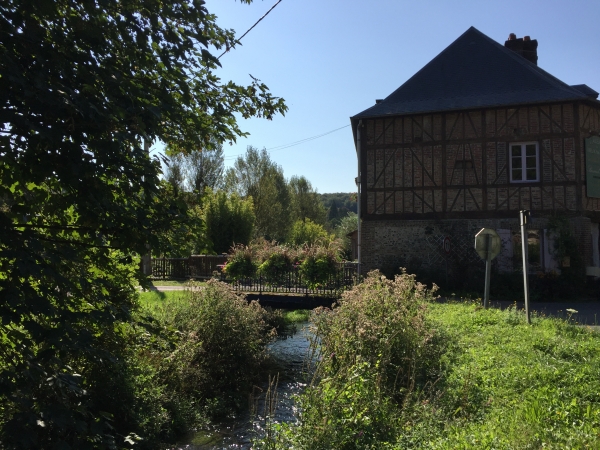 Nous passons devant le Moulin de Clères avant de suivre la Côte des Sainfoins.