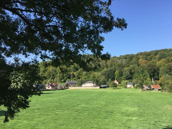 Chemin de la Folie, regard sur la vallée de la Clérette et l'ancien village de Tôt.