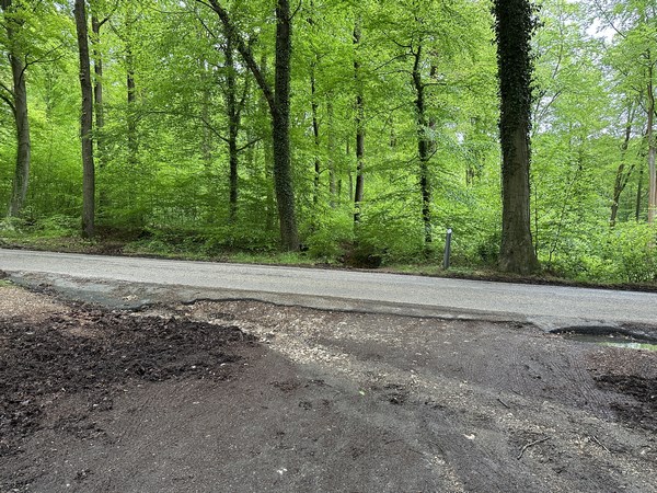 Le chemin du Haut Bosc débouche sur la D121. Nous allons continuer sur le sentier en face, qui rejoint le chemin du Val Allard.&nbsp;