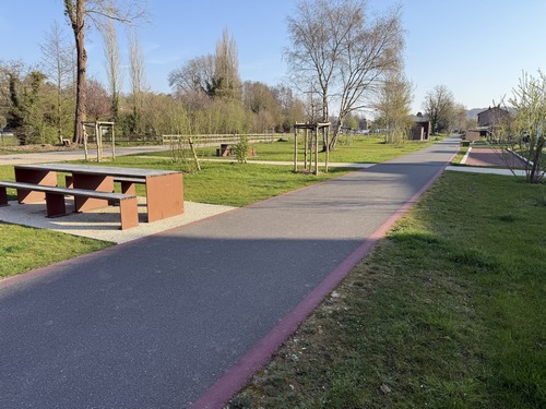Nous avons rejoint l'ancienne voie ferrée, nous la suivons jusqu'à la rue Savalle.