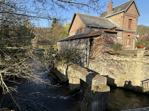 Rue Savalle, vestiges de moulin sur l'Austreberthe.