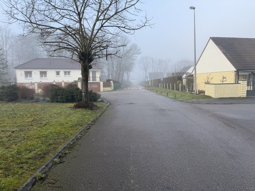 Nous traversons la cité Schneider de La Saussaye.
